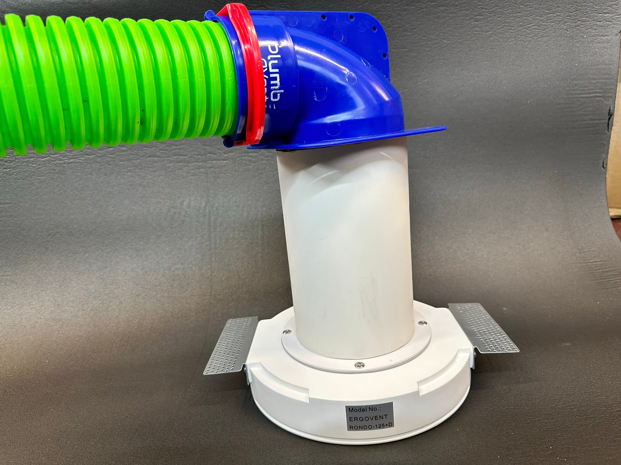 Frameless ceramic ceiling outlet assembly round