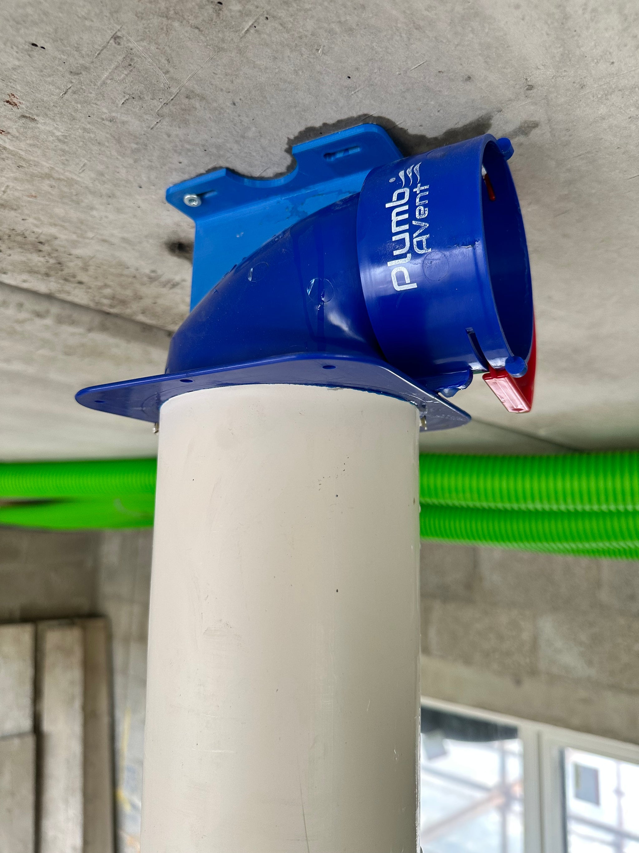 S90 ceiling plenum and slab bracket for fitting