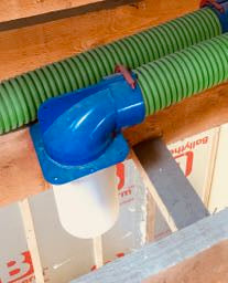 Plumbavent S90 ceiling plenum for 90mm semi-rigid ducting Multiple attachment points Comes with duct cap Flange accepts 125 plastic or metal ducting Unique air movement vanes